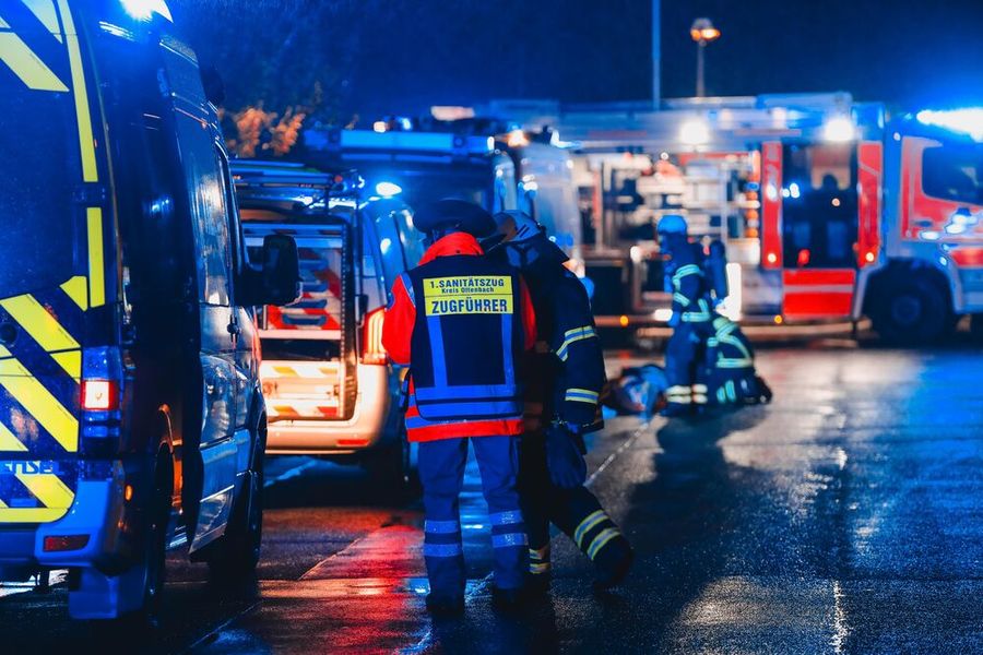 NRW: Autofahrer tötet Fußgänger und flüchtet vom Unfallort - feige Fahrerflucht nach Todescrash!
