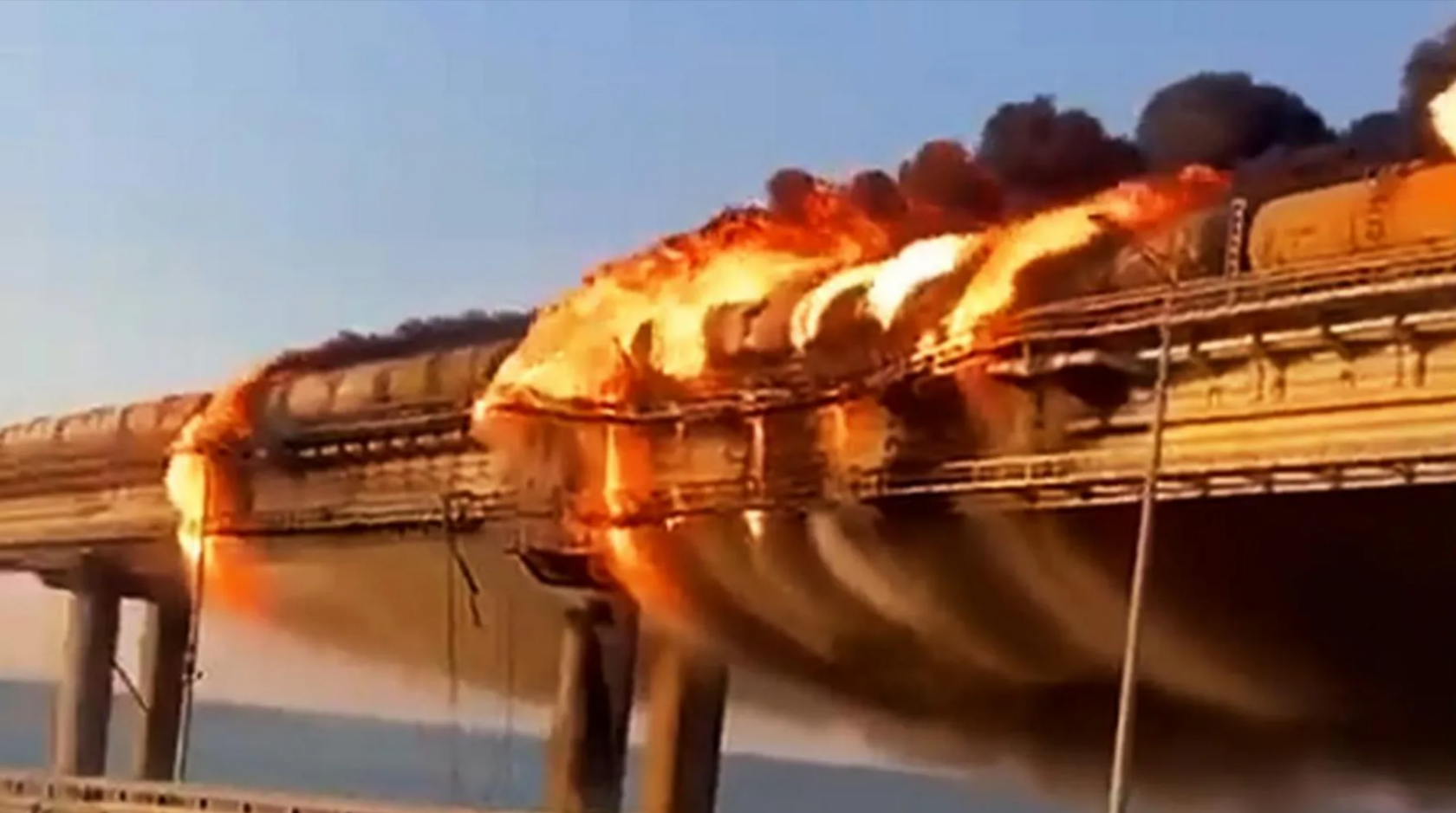 EILMELDUNG✴️ Krimbrücke gesperrt! Rauch und Feuer auf Video zu sehen - strategisch wichtige Brücke angegriffen?