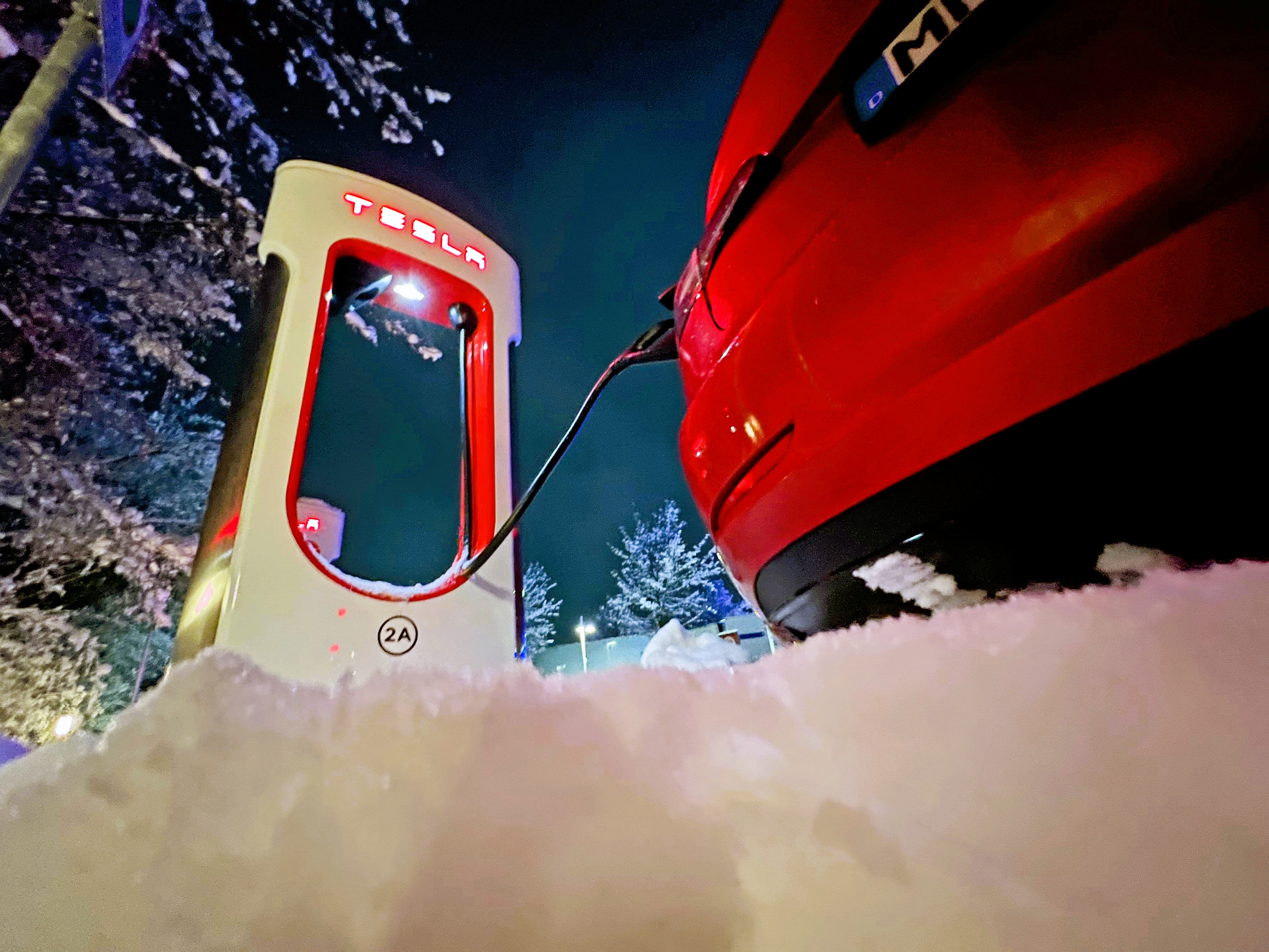 Tesla blieb bei Schnee im Stau stecken - So lange hielt der Akku des Elektroautos wirklich!