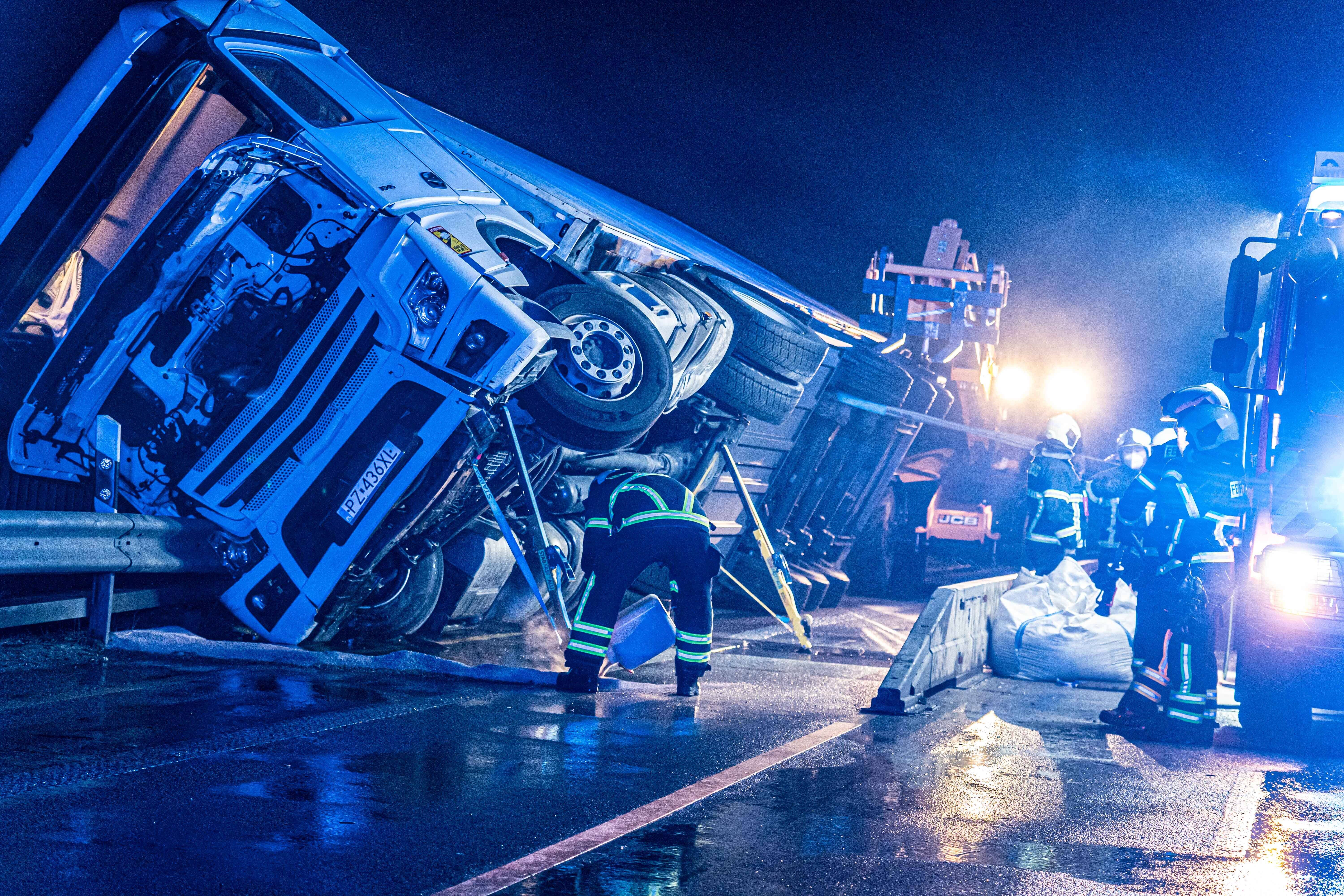 Mehrere LKW rasen in Stauende! Schwerer Unfall auf der Autobahn - mehrere Tote vermutet