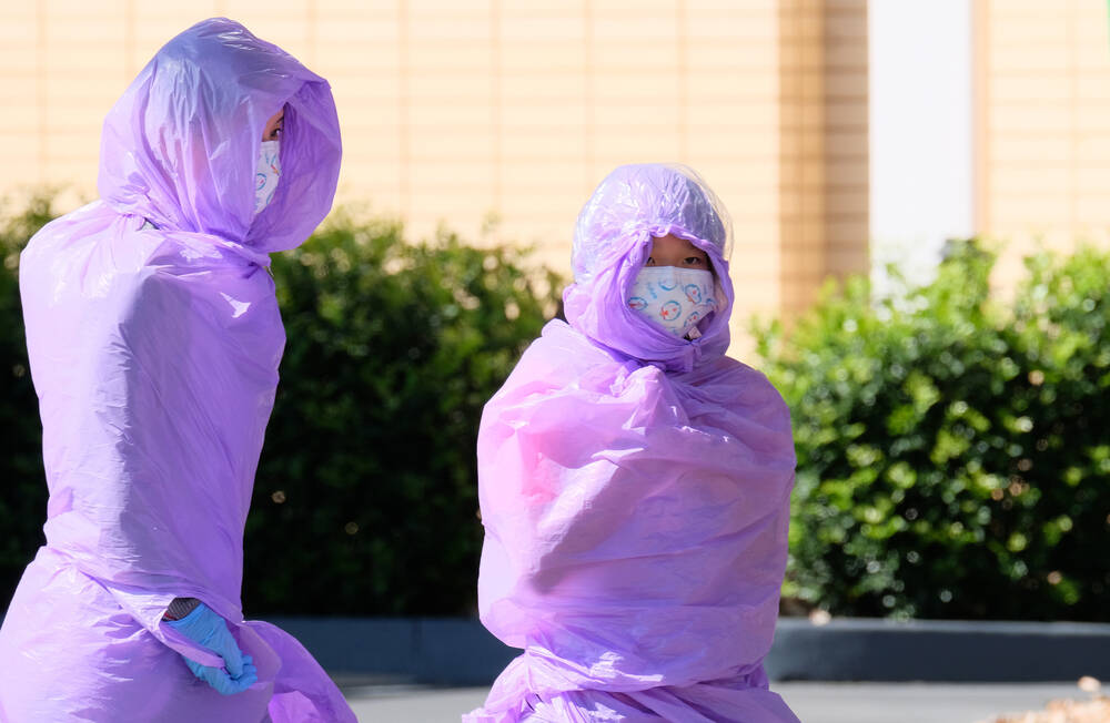 Falscher Paketbote überschüttet Frau mit ätzender Säure - schlimmer Anschlag an der Haustür!