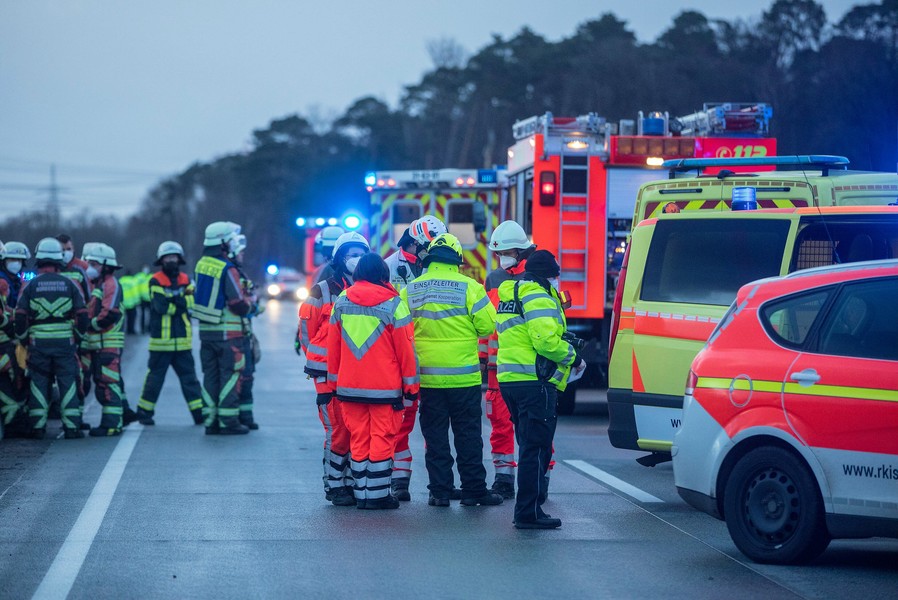 Autobahn gesperrt! Fataler Unfall am Stauende! – Fahrer eines Smart hatte keine Chance!