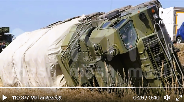 [Video]▶️ Betrunkener russischer Soldat zerstört millionenschweres Flugabwehr-System S-400 und fährt in Graben!