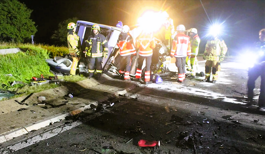 Geisterfahrer tötet Camper - Wohnmobil völlig zerstört, Beifahrer stirbt, Frau überlebt schwer verletzt!