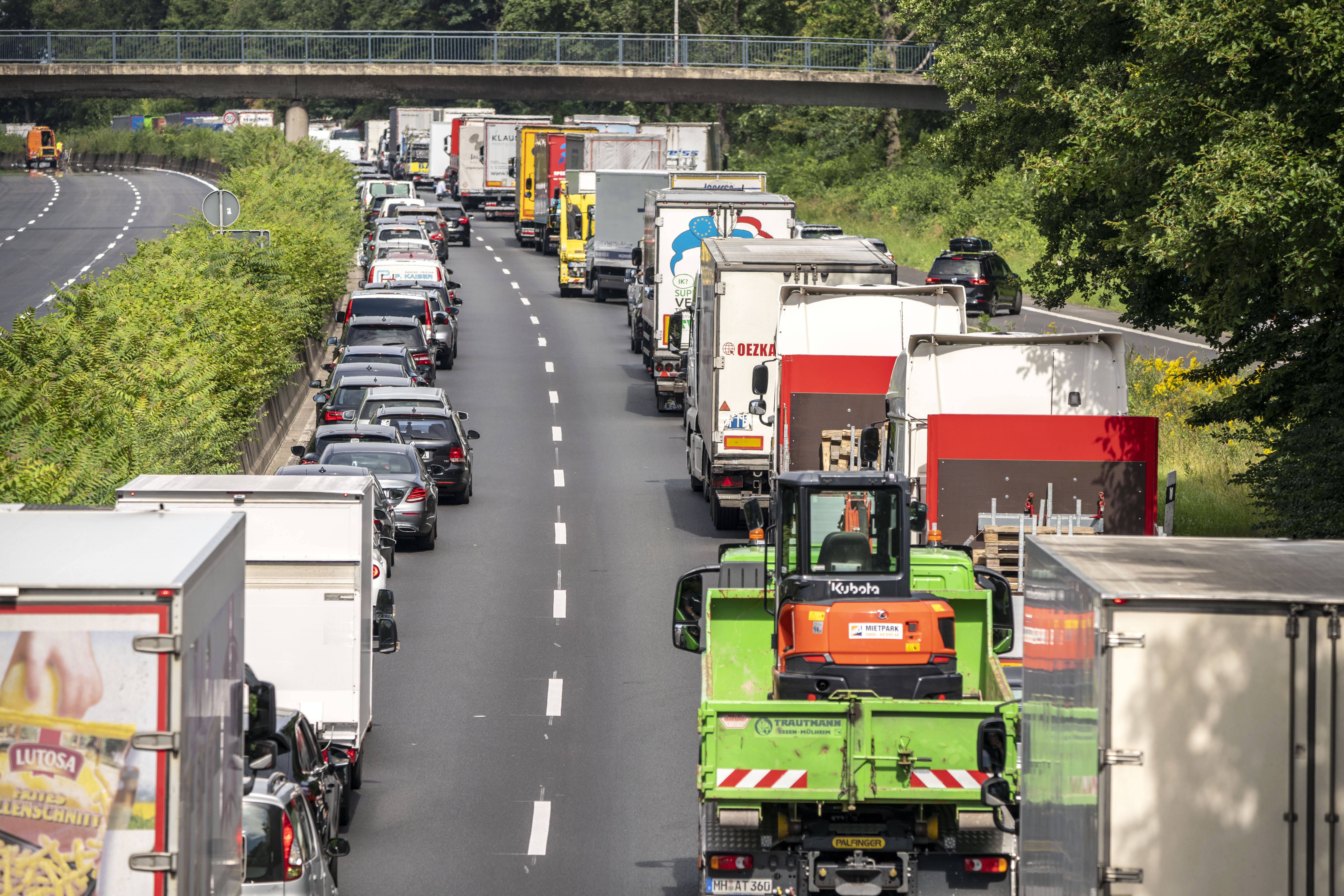 Vollsperrung nach Unfall auf der Autobahn - zeitweise alle Spuren dicht!