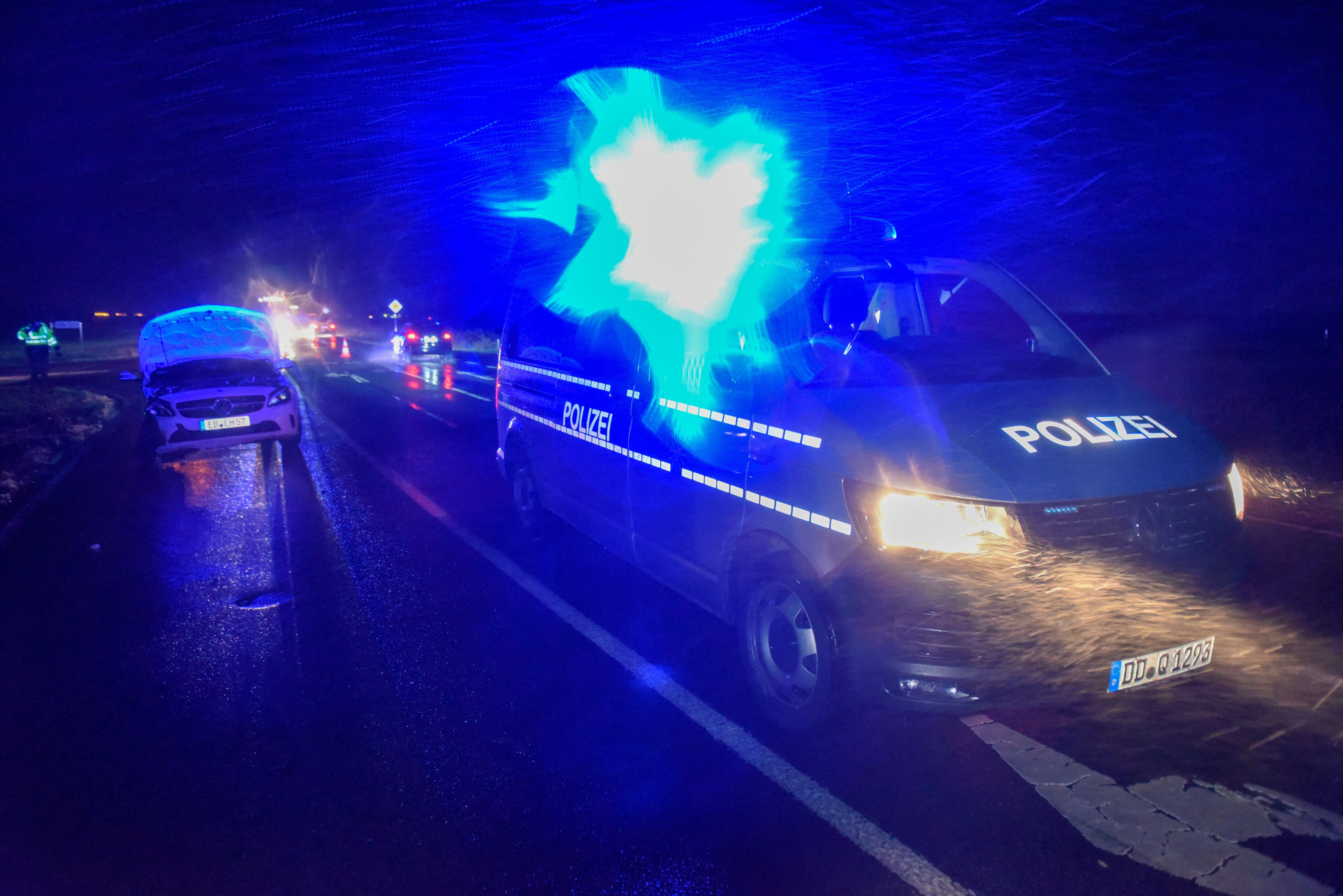 Schlimmer Unfall! Frau stirbt  bei Frontal-Zusammenstoß mit einem Kühllaster auf der Bundesstraße!