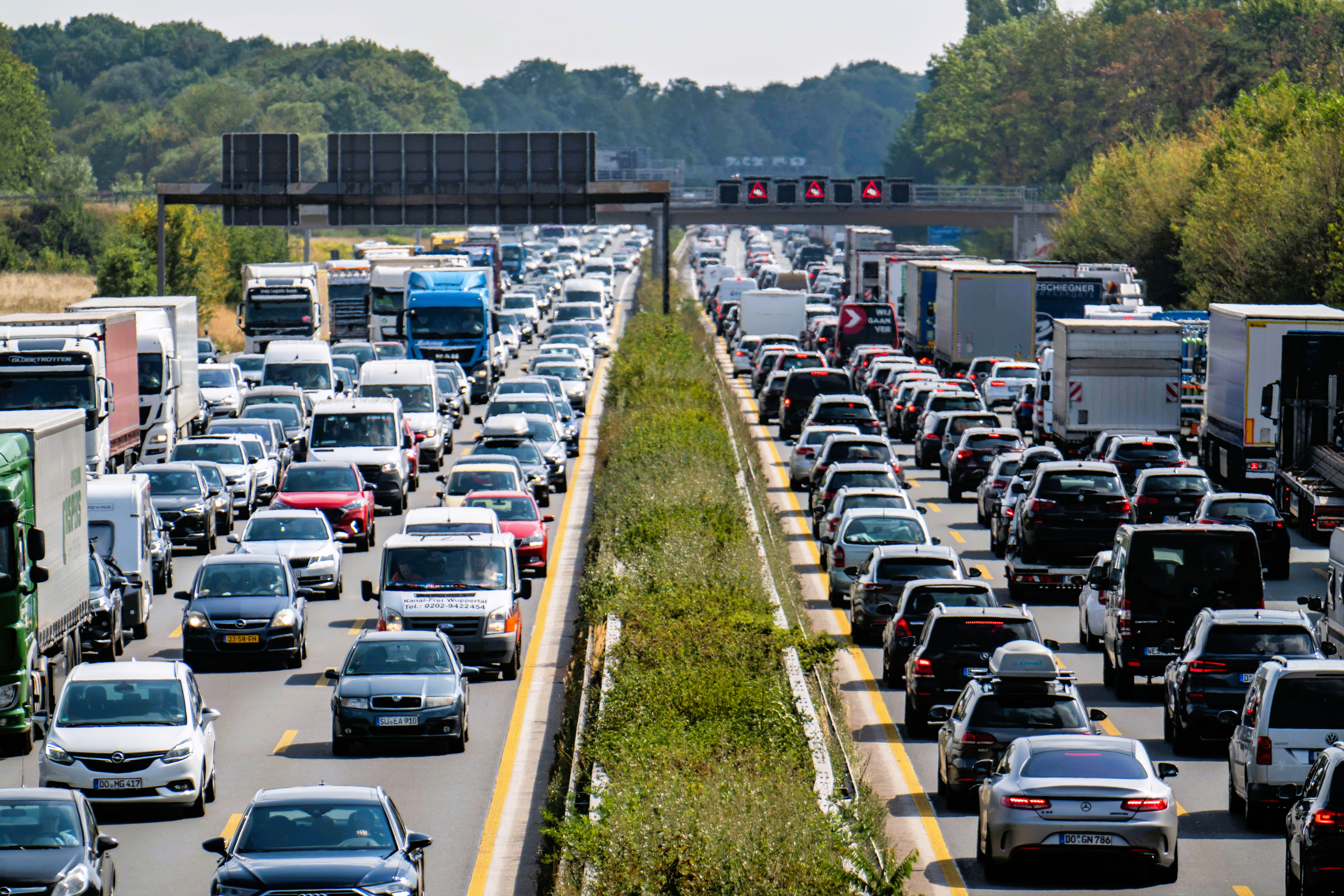 Vollsperrung nach Massenkarambolage auf der Autobahn! Fahrbahn muss zeitweise gesperrt werden - Mehrere Personen verletzt