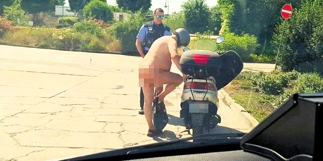 Irre Szenen auf der Autobahn - Autofahrer flieht nackt nach Unfall!