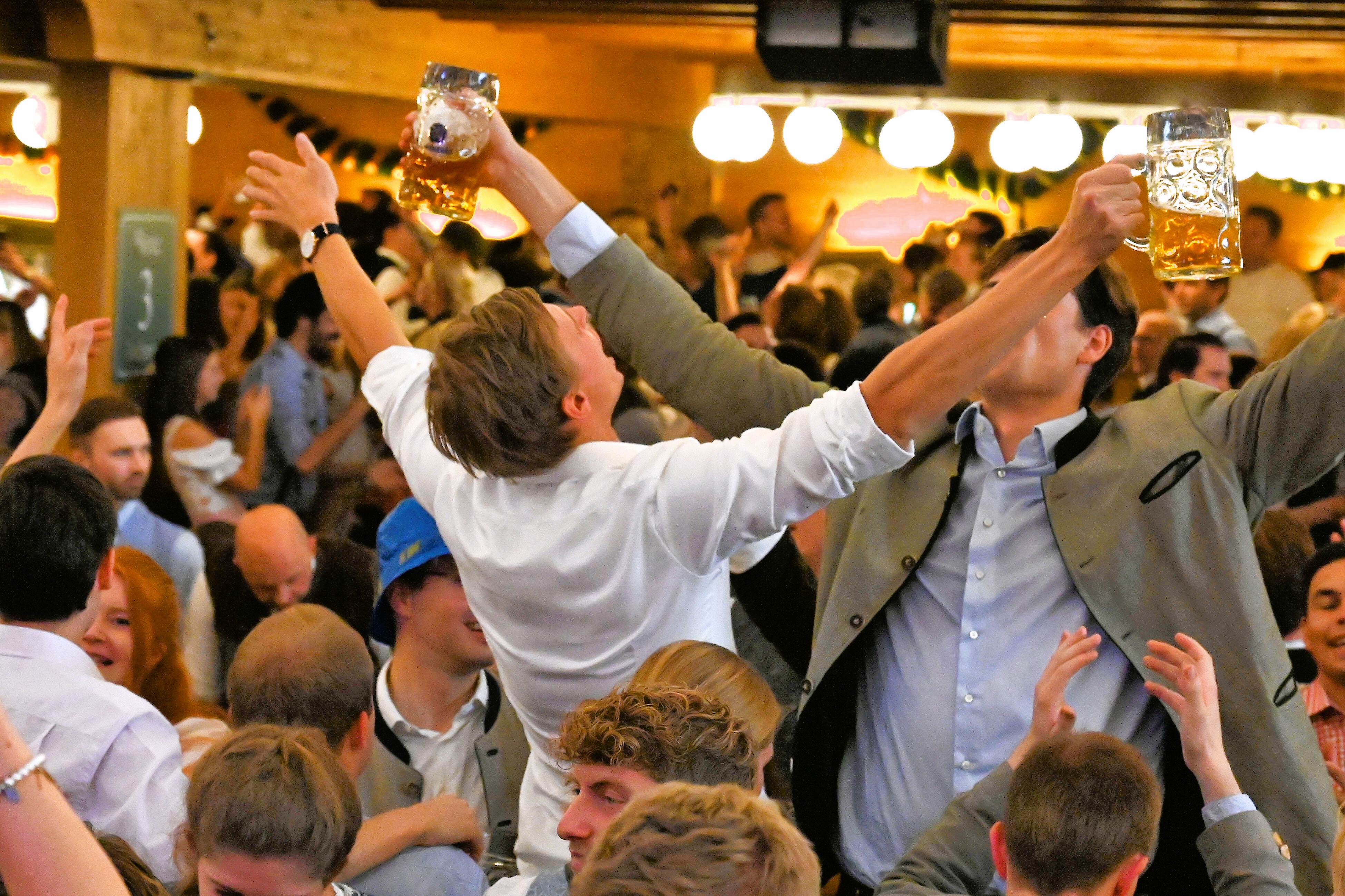 Skandal auf dem Oktoberfest: Frauen heimlich gefilmt - Polizeieinsatz am Teufelsrad!