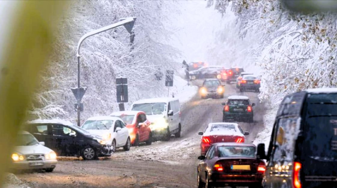 Eilmeldung! Schneechaos in Mitteldeutschland! Autofahrer eingeschneit, Bäume stürzen auf die Straßen!