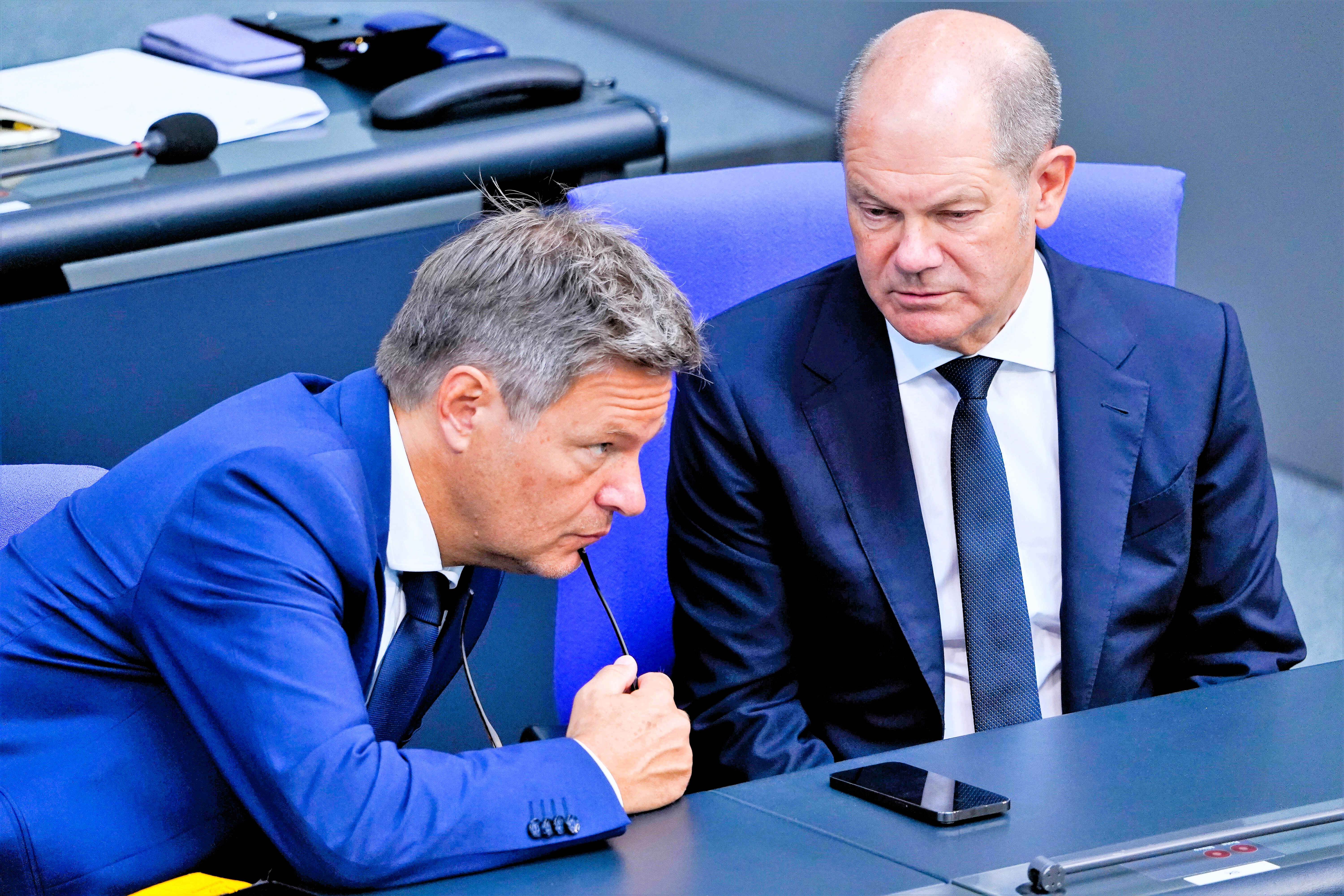 Zwei Feiertage weniger! Klaut die Regierung uns zwei freie Tage um das Schuldenloch zu stopfen?