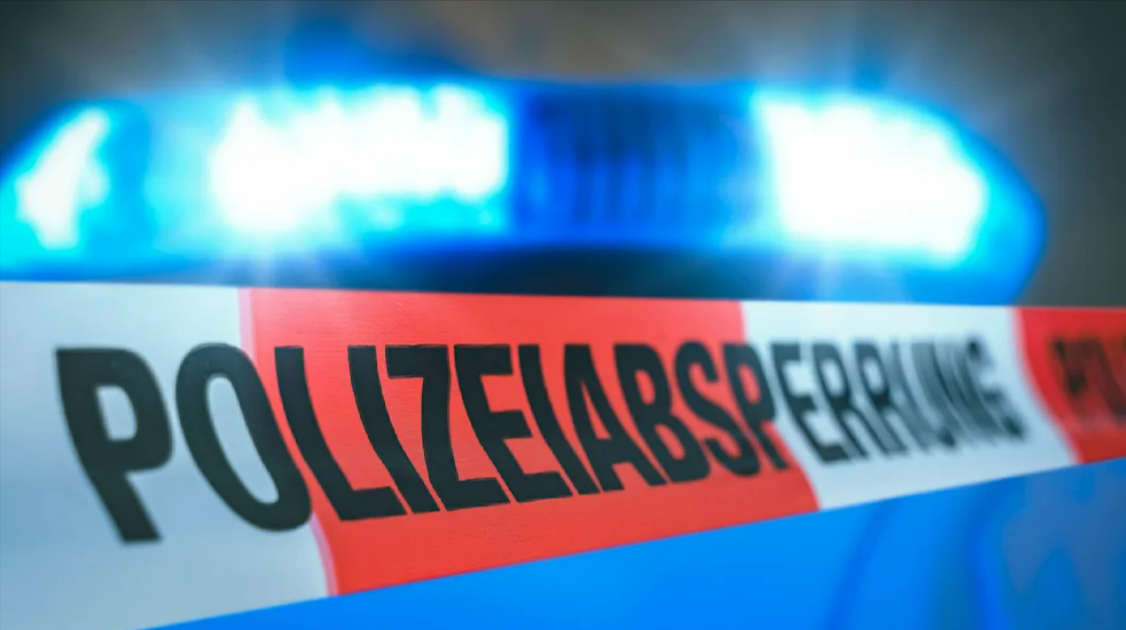 Schock-Fund! Passanten finden verletztes Baby in Unfallfahrzeug - vom Fahrer keine Spur!