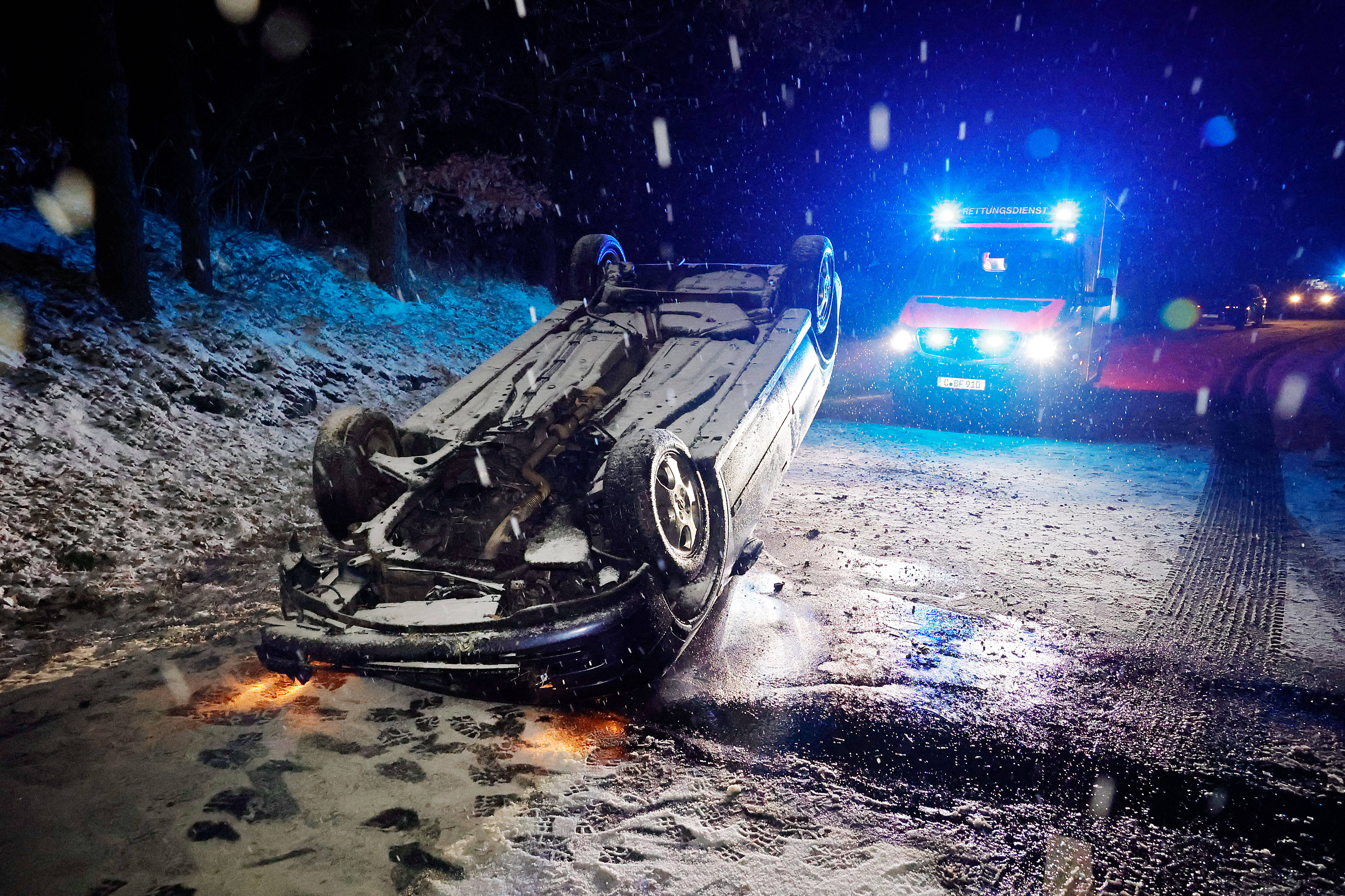 Geisterfahrer rast in Tunnel und prallt in Taxi - 3 Menschen bei schwerem Unfall eingeklemmt!