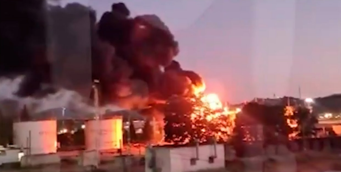 Ukraine bombardiert 12 Ölraffinerien! Putins "Geld" brennt - Alarm im Kreml nach Großangriffen