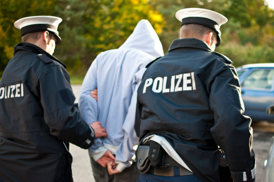 Fußball-Profi verhaftet! Skandal bei Arminia Bielefeld - Profi vor Nachtclub festgenommen