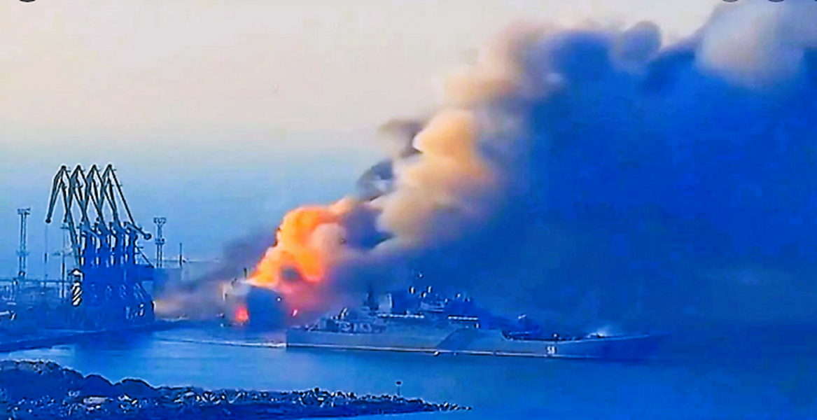 Putins Flotte brennt! 2 Kriegsschiffe vor der Krim getroffen - entsetzen bei Putin!