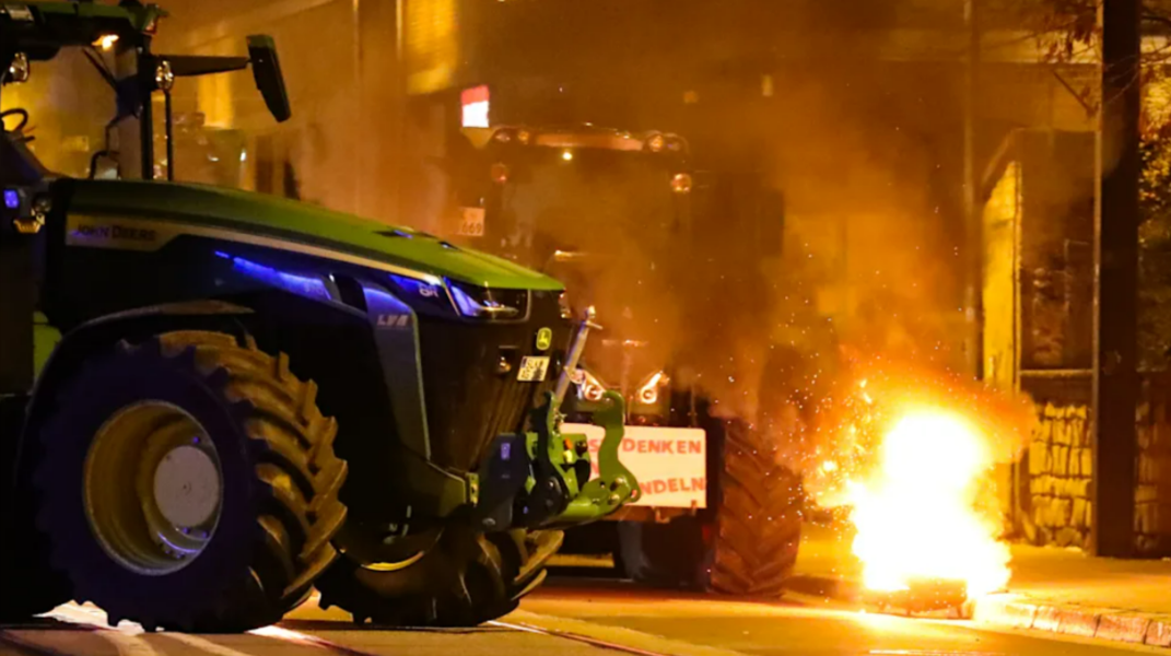 Feuer im Regierungsviertel! Wut-Bauern demonstrierten - dann tobt plötzlich Chaos!