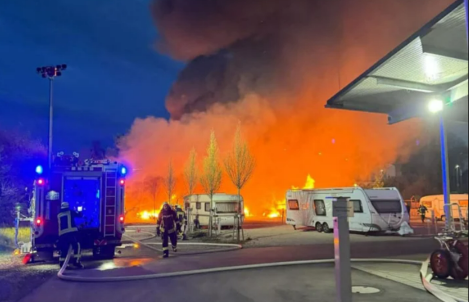 Flammeninferno auf Campingplatz! Feuerwehr kämpft ei Großeinsatz um zahlreiche Wohnwagen!