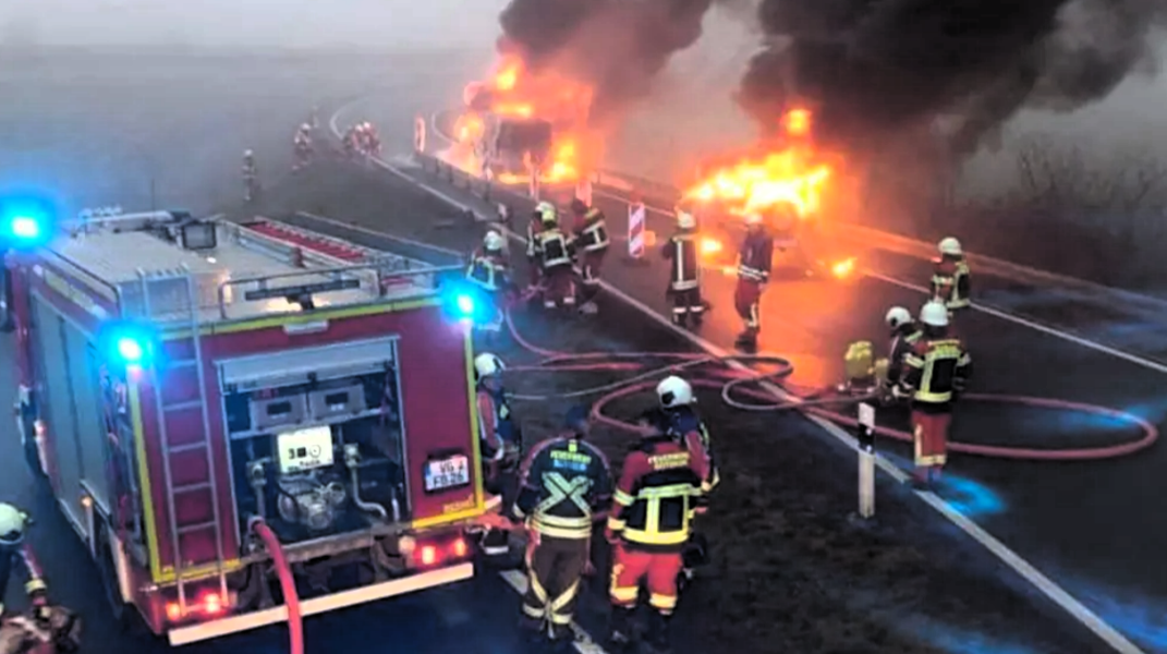 Feuerwehr entdeckt Leiche in brennendem Autowrack! Einsatz endet mit Schockfund