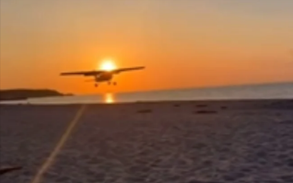 Flugzeug stürzt auf Strand! Badegäste sehen alles geschockt mit an!