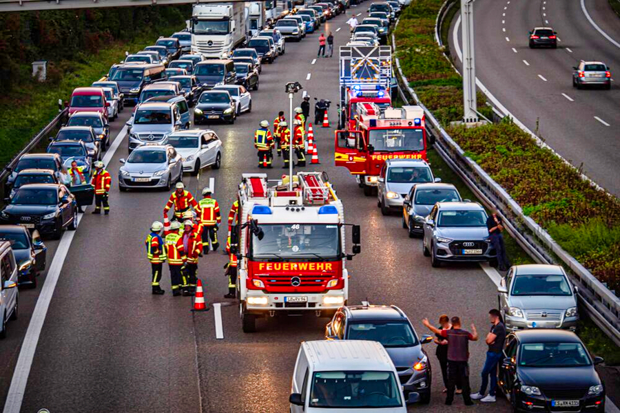2 Tote auf der Autobahn! LKW durchbricht Mittelplanke - 2 Todesopfer und 3 Schwerverletzte