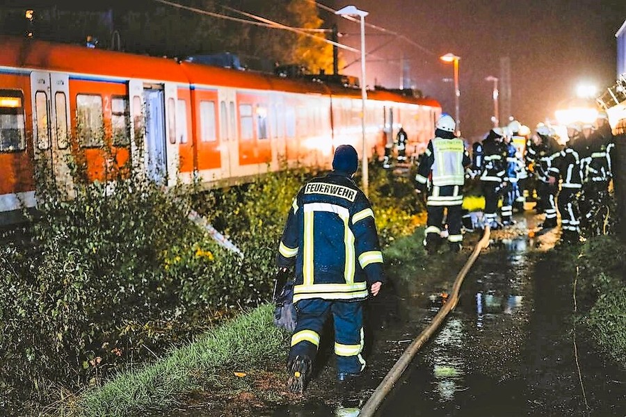 Großbrand - Bahnstrecke gesperrt! Feuer in Lagerhalle bedroht Bahnstrecke