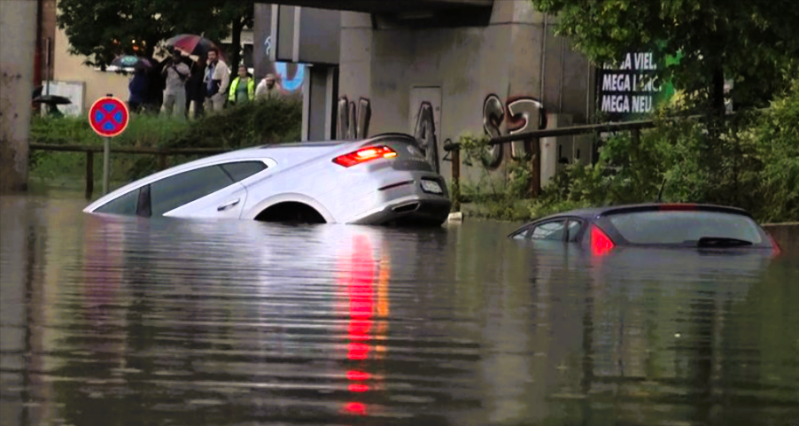 Unwetter-Alarm! Schwere Unwetterschäden in Teilen Deutschlands - Große Hagelkörner sorgen für weiße Straßen