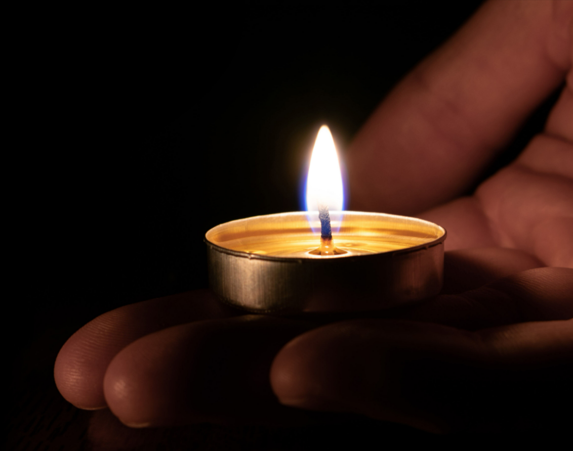 Trauer! Mutter stirbt auf Flug nach Frankfurt – Familie muss 8 Stunden neben ihrer Leiche sitzen