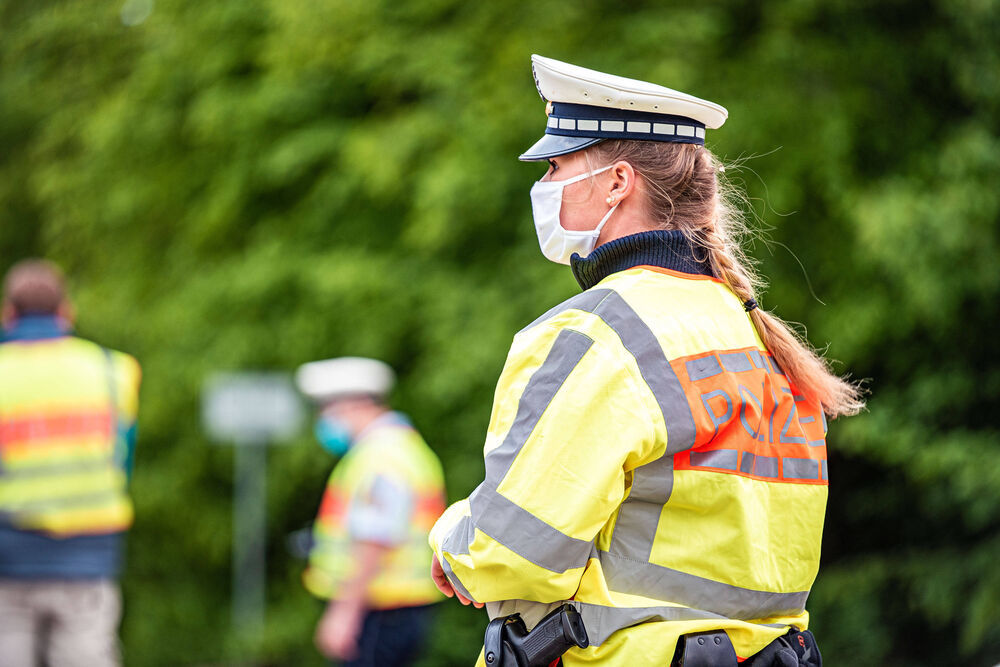  Gefesseltes Mädchen (13) in Waldstück gefunden! Sie hatte Kabelbinder an den Händen - Sie war auf dem Schulweg!