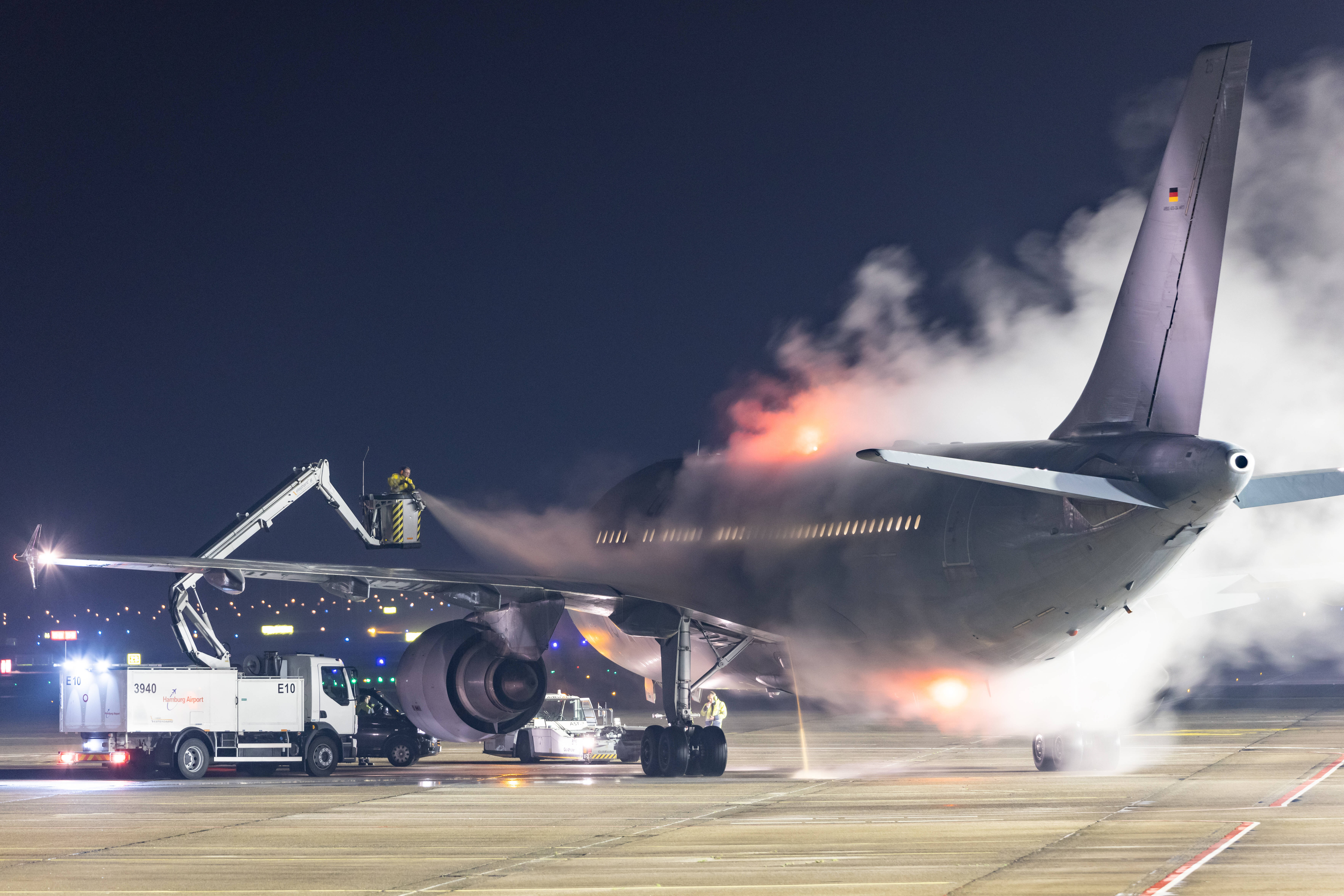 Vergessen! Ganze Familie im Flughafen-Terminal eingeschlossen! Polizei muss Familie in der Nacht befreien!