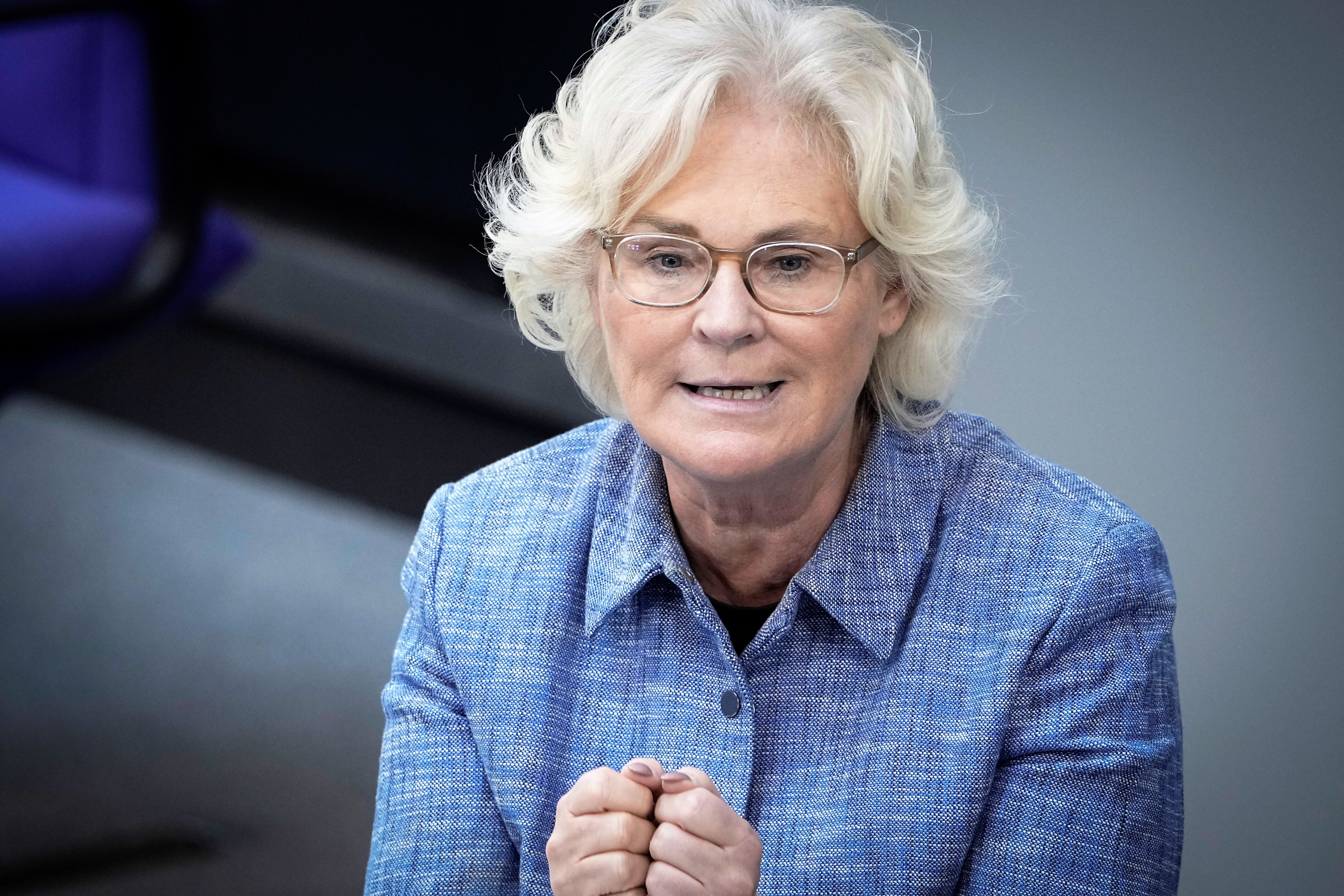 Eilmeldung - Lambrecht will zurücktreten! "Bild" meldet Verteidigungsministerin Lambrecht ist zu Rücktritt entschlossen