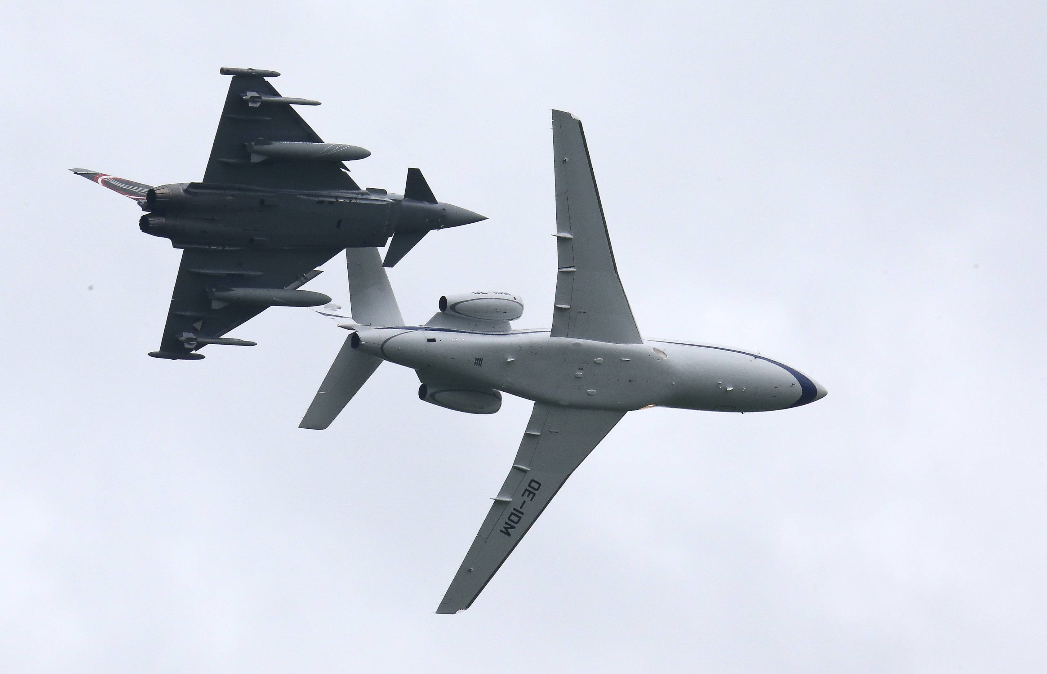 Alarm über der Ostsee! Deutsche Eurofighter fangen russisches Militärflugzeug ab! - Alarmrotte gestartet
