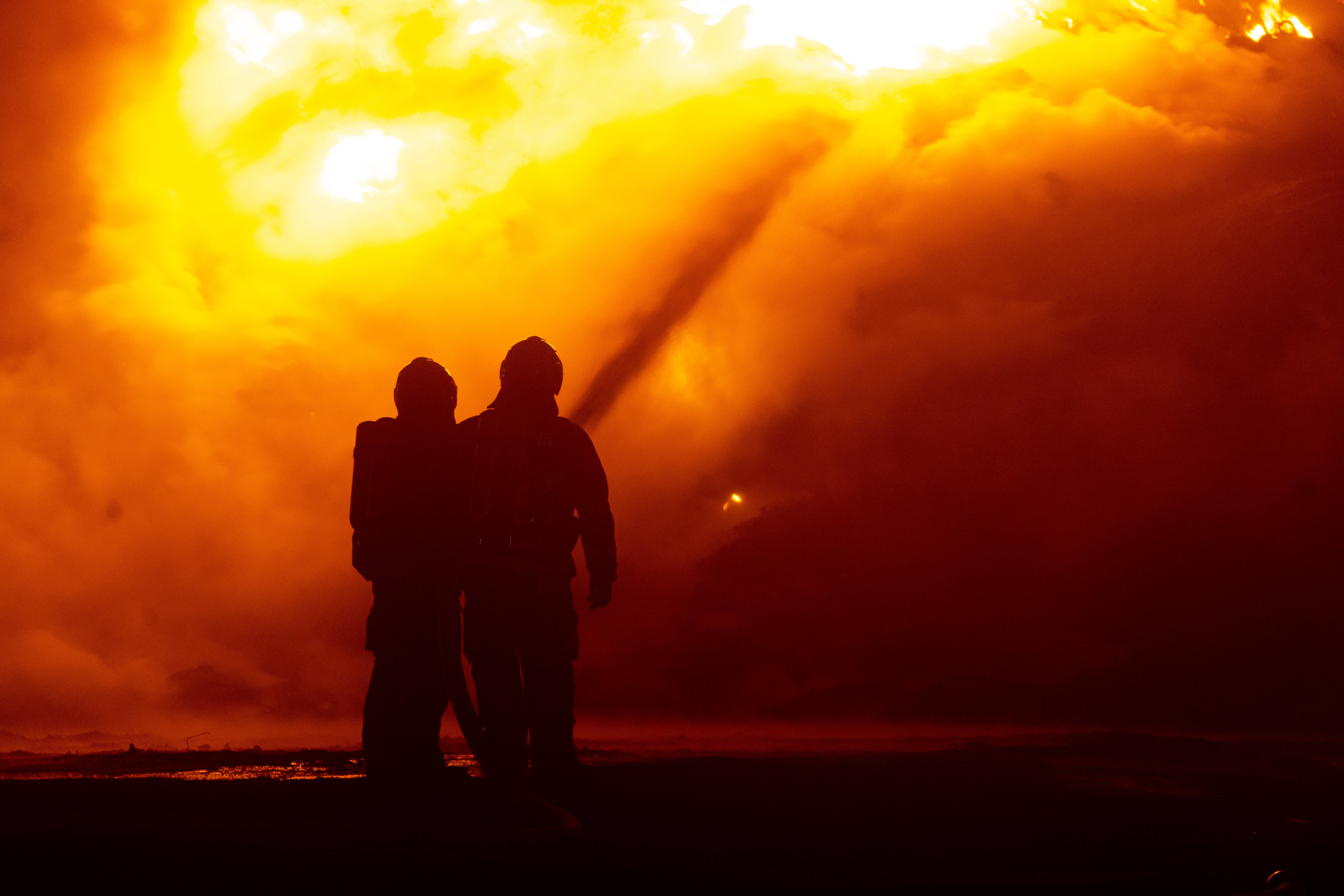 Flammeninferno! 9 Pferde verbrennen bei schrecklichem Stallbrand - Feuerwehr versuchte alles!