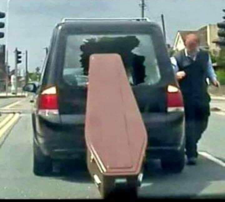 Irre! Bestatter verliert Sarg mit Leiche mitten auf der Kreuzung