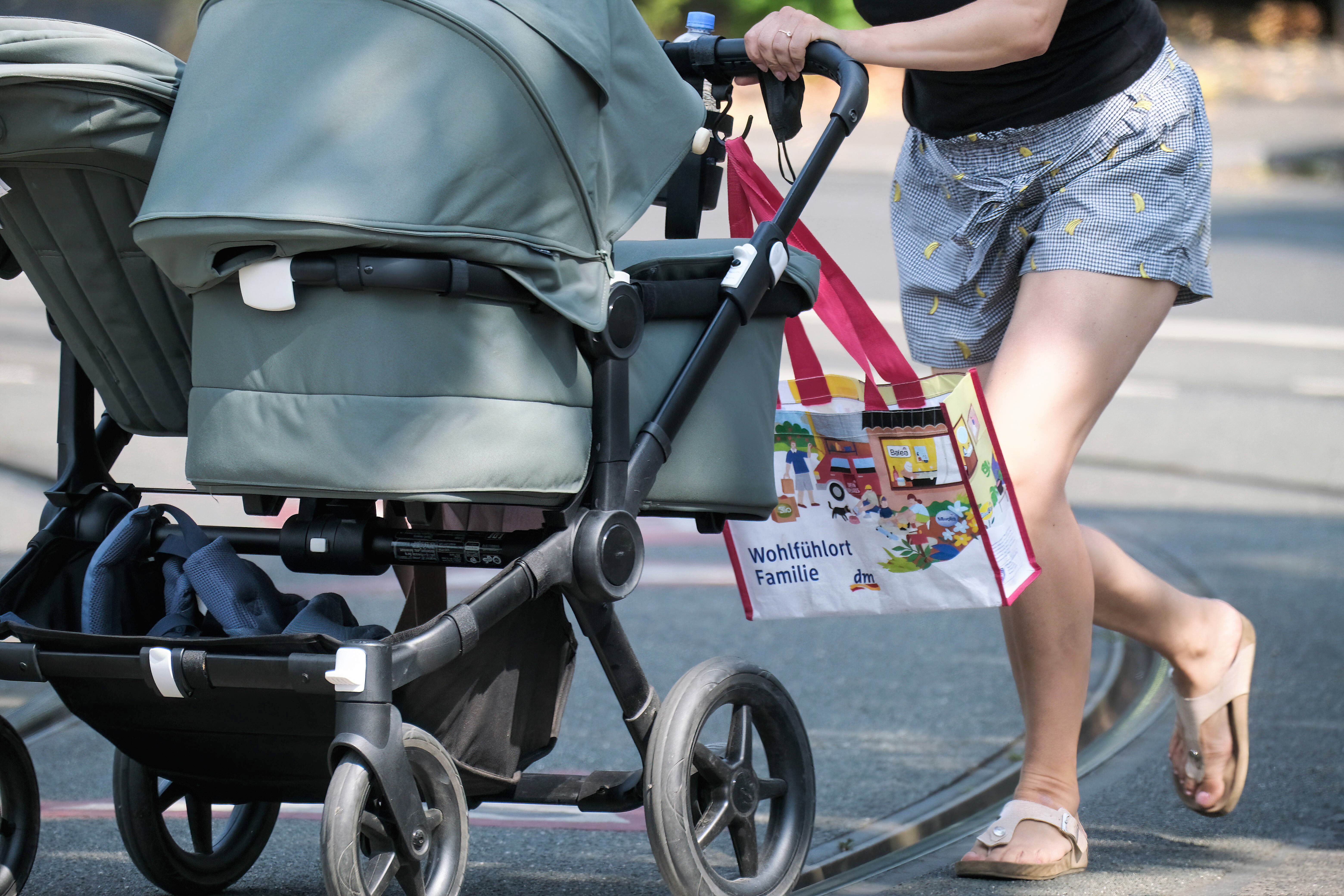 Schock am Hauptbahnhof! Kinderwagen stürzt auf Bahngleise