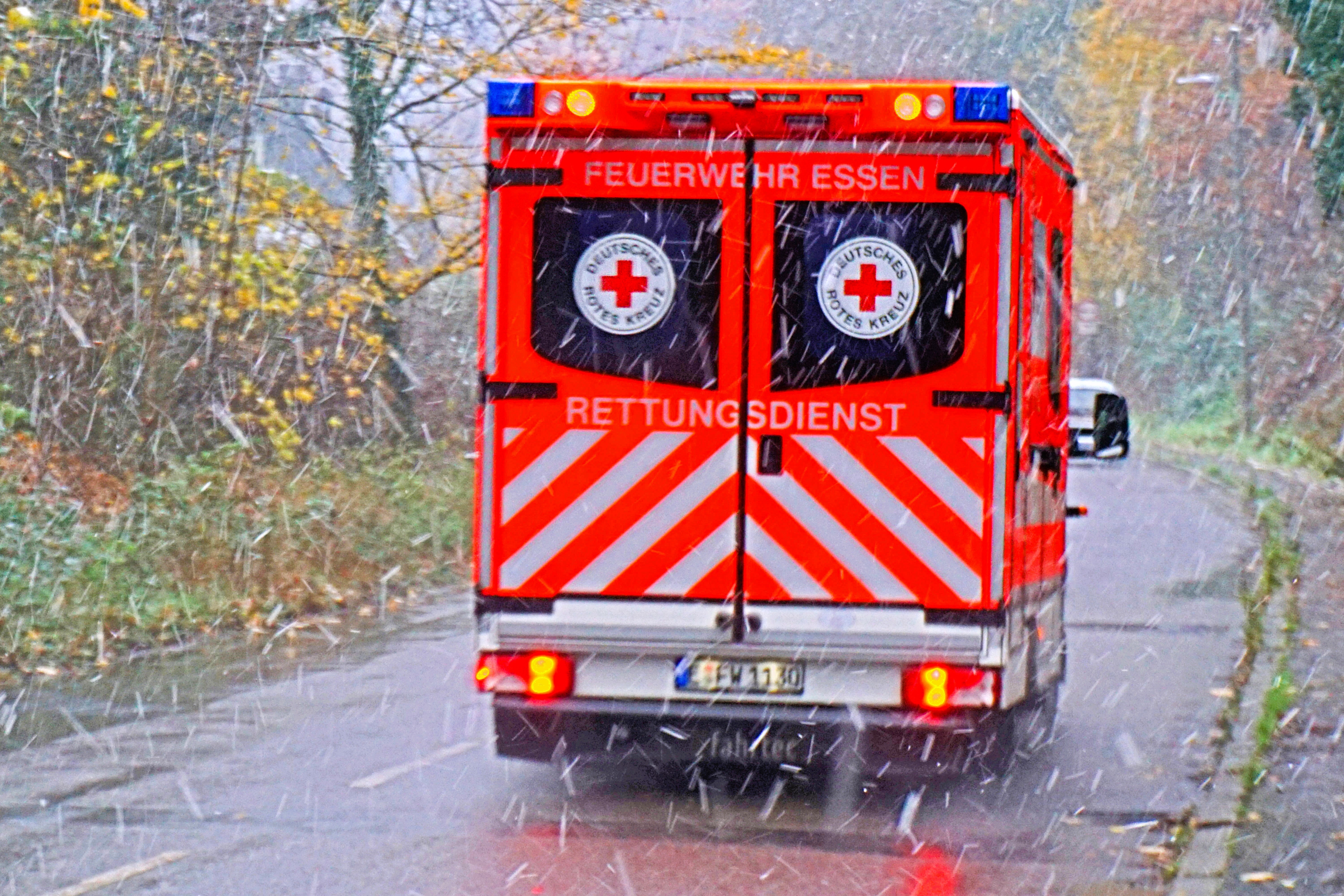 Zugunglück! – 14-jähriges Mädchen an Bahnübergang von Zug erfasst