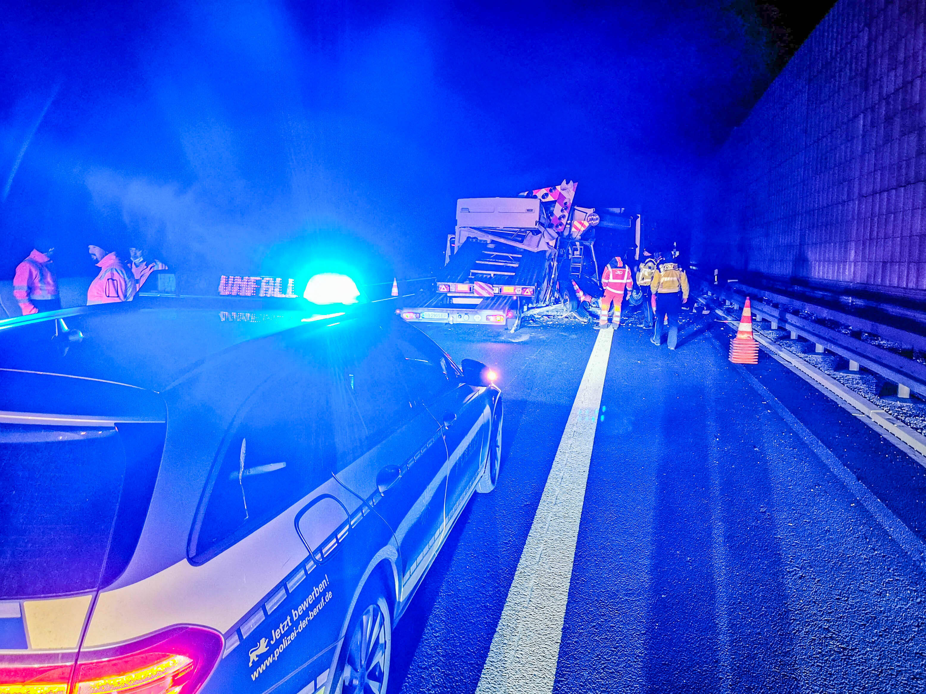 Schwerer Unfall auf der Autobahn! LKW rast in Gegenverkehr - Insgesamt 8 Personen schwer verletzt