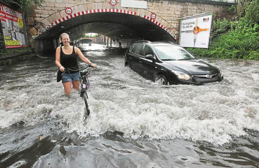 ACHTUNG! Schwerste Gewitter JEDERZEIT möglich! Meteorologen warnen vor schweren Unwettern zum Wochenstart