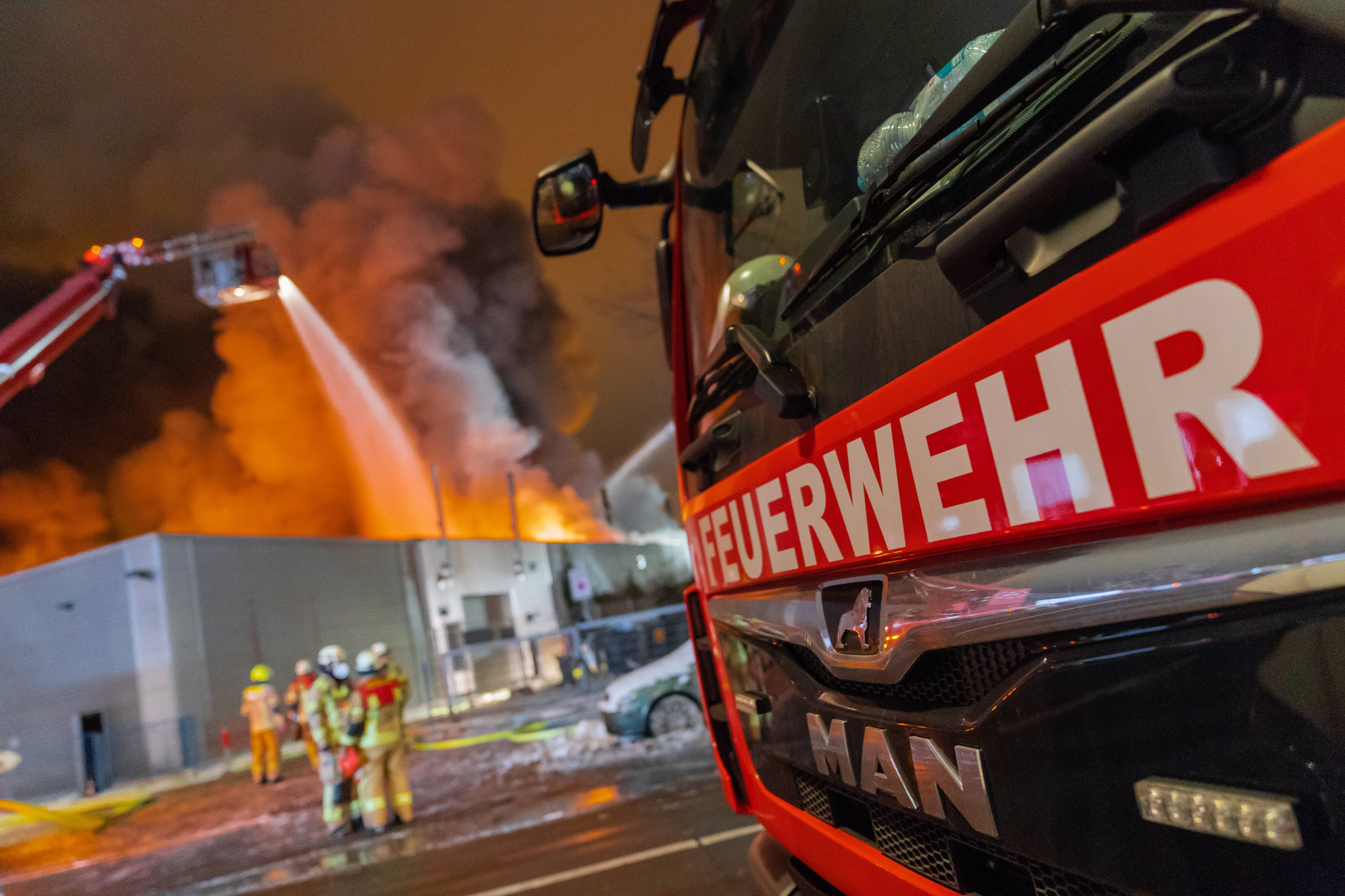KAT-WARN: Wohnungsexplosion! Flammeninferno in NRW - Feuerwehr entdeckt verletzte im Treppenhaus!