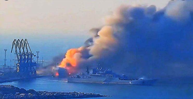 Putins Kriegshafen brennt! Riesiges Feuer in russischem Hafen am Schwarzen Meer