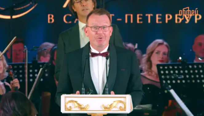 Unglaublich - Deutscher Bürgermeister feiert auf offiziellem Empfang in St. Petersburg mit den Russen!