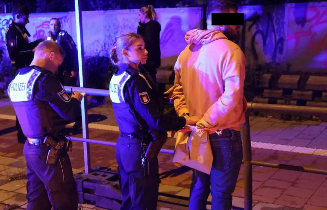 Killerkommando in Hamburg! Schüsse auf offener Straße! Mitten im netten Wohngebiet, 22-jähriger tot!
