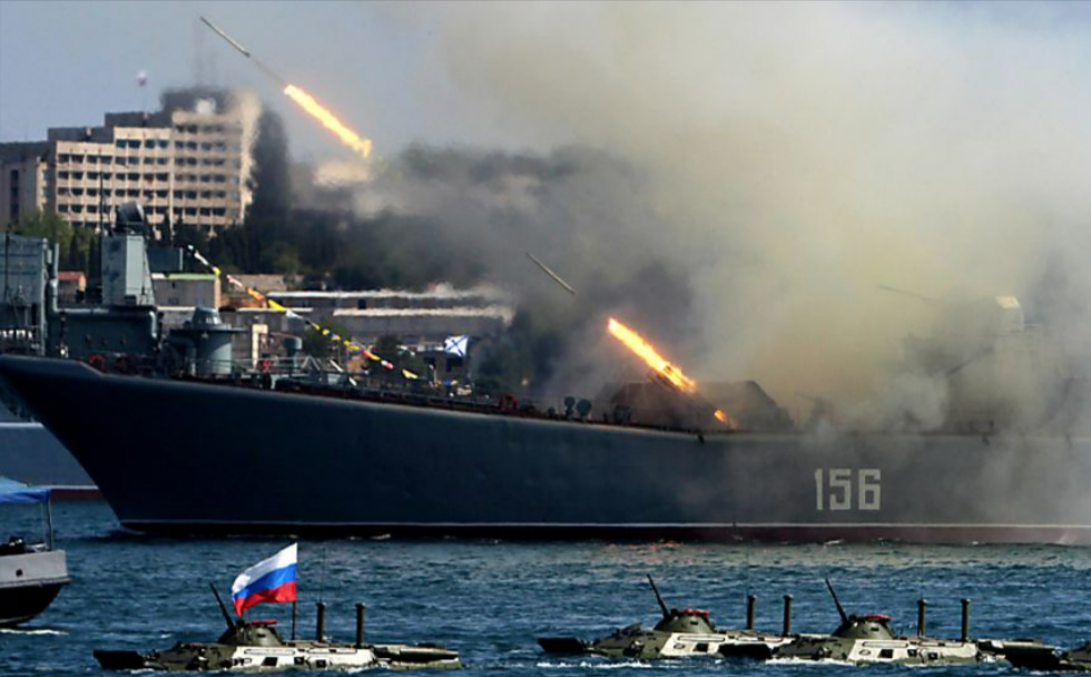 Russen greifen ziviles Schiff bei Einfahrt in Hafen an! Es gibt Todesopfer und mehrere Verletzte