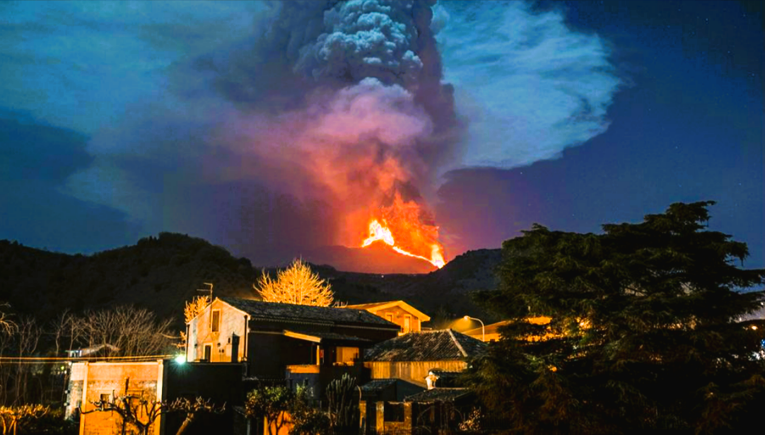 Eilmeldung! Vulkanausbruch mitten in Europa - Kilometer hohe Aschewolke, Feuer und Lava - Ascheregen geht auf Orte nieder!