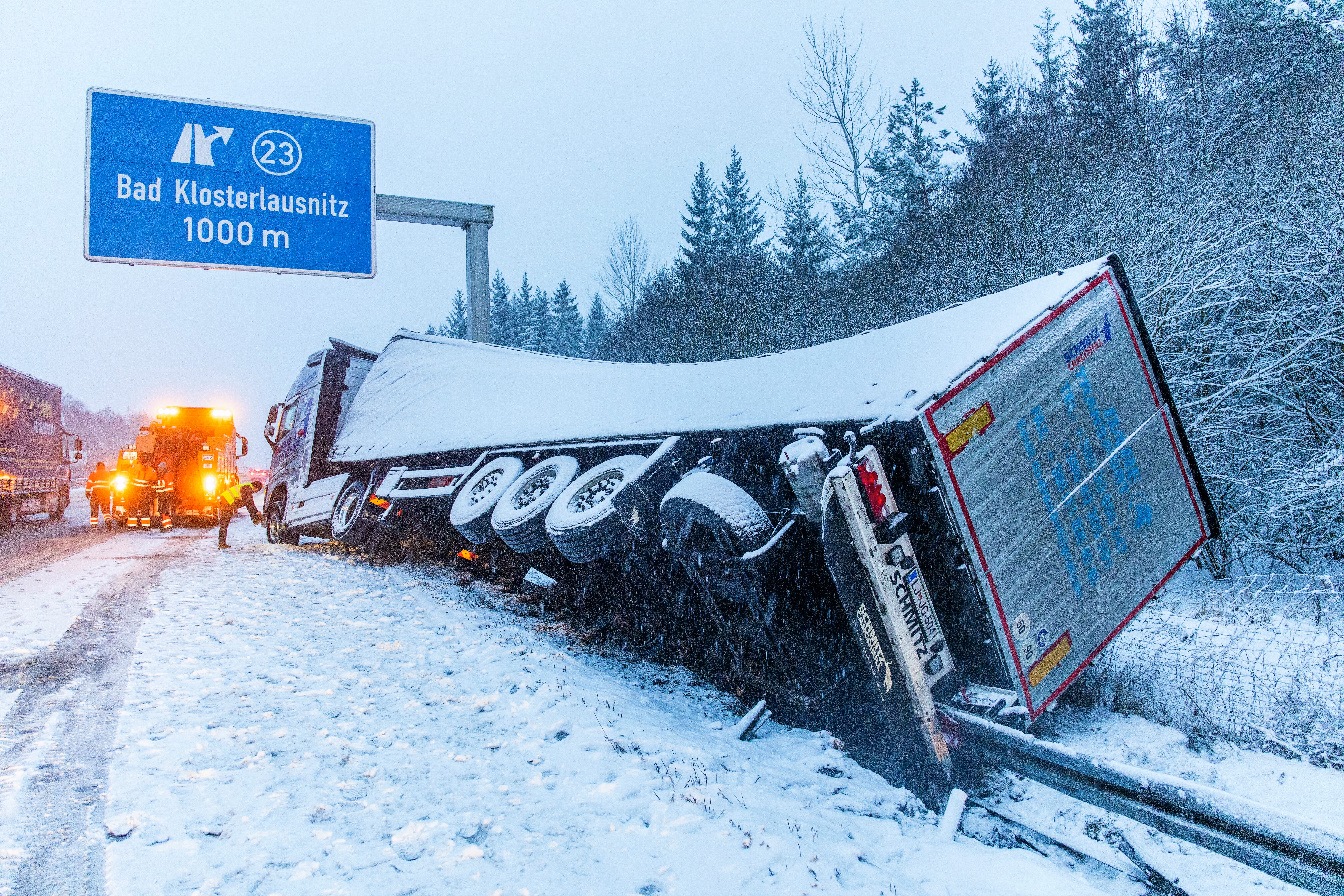 Imago0109743267h%20unfall%20schnee%20lkw%20autobahn