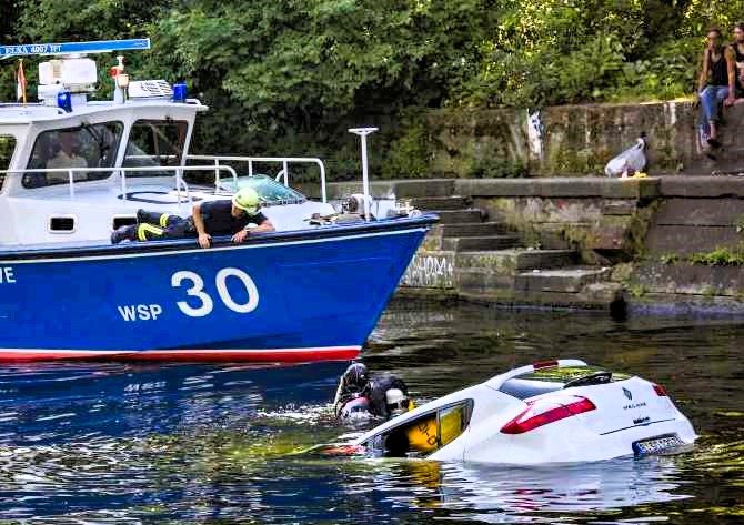 Auto%20versenkt%20fluss