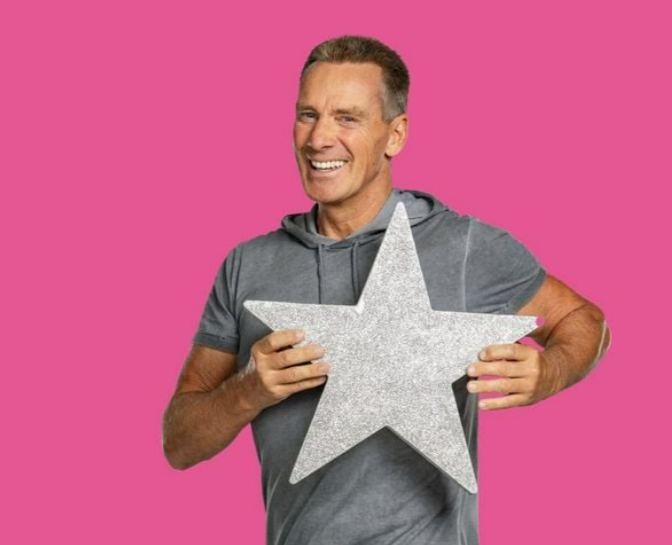 Juergen milski mit einem stern in der hand jpg 854%c3%97480 