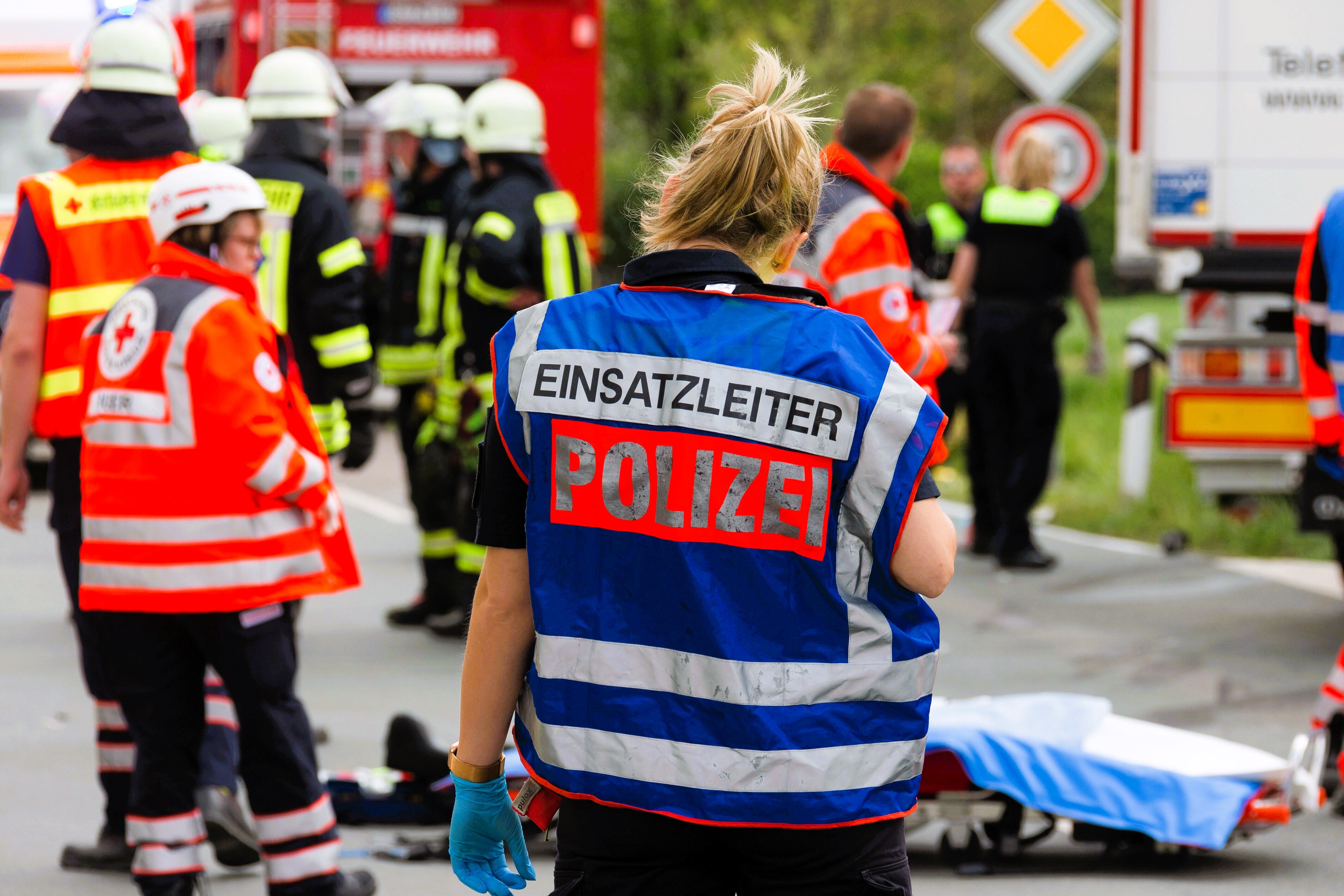 Tödlicher Unfall - Frau von Fahrzeug erfasst und getötet - Person am Steuer flieht vom Unfallort