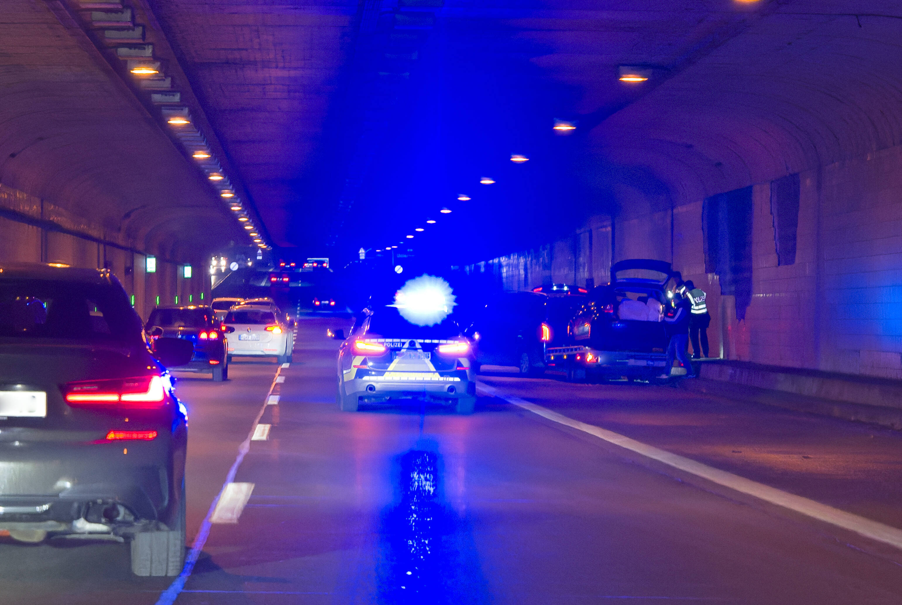 Verfolgungsjagd - Polizei schießt auf flüchtendes Fahrzeug! Bewaffnete Männer fliehen im BMW