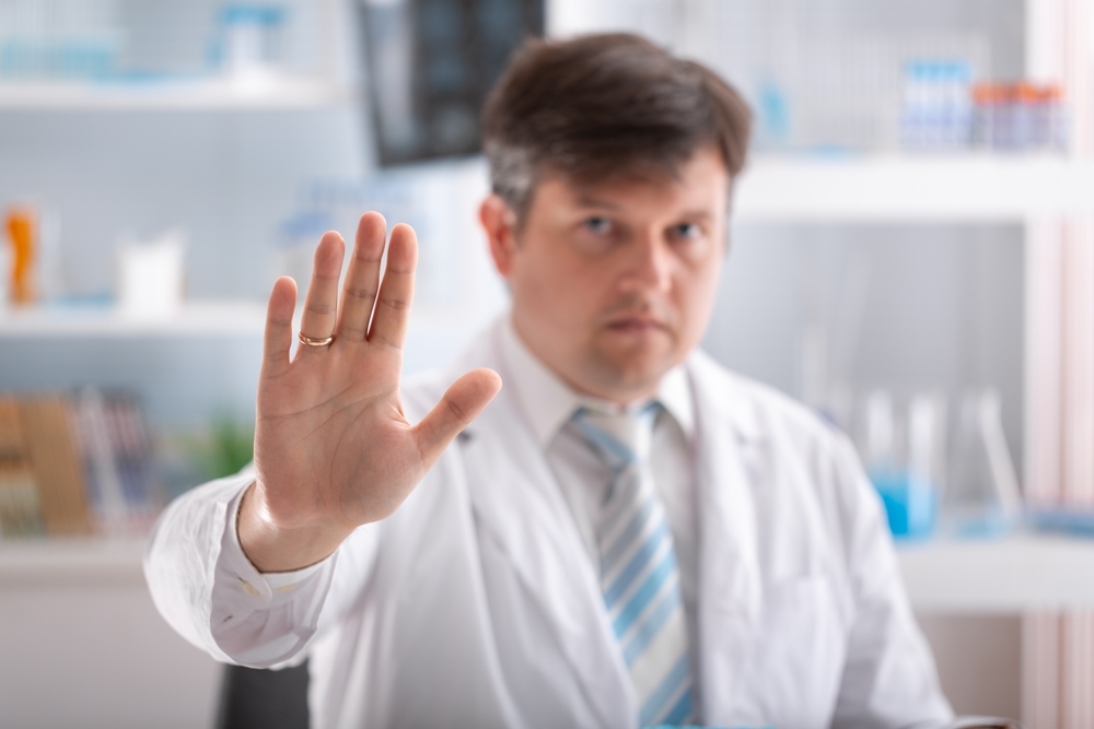 Falscher Corona-Arzt flüchtet vor Prozess! Verhandlung über Scheinimpfungen gegen Coronavirus geplatzt